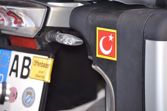 die Mechaniker haben erst angefangen zu arbeiten, nachdem Sie unsere Mopeds veredelt hatten (Zucki, ich hoffe die Kleber gehen
