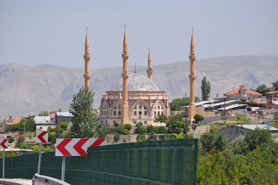 Anatolien ist nach der Anzahl der Moscheen, äußerst gläubig. Hier ein Beispiel von
einer sehr schönen Moschee in einem Dorf mit ganzen 4.700 Einwohner.