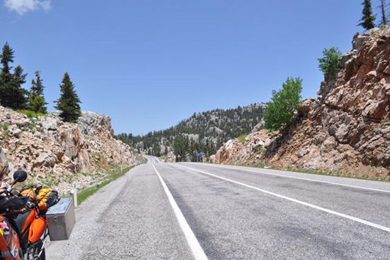 hier die wunderschönen Bergstraßen mit optisch guten Belägen, wobei aber aufgrund der hohen Temperatur der Bitumen unter der Oberfläche weich war und deshalb der Belag schmierte.