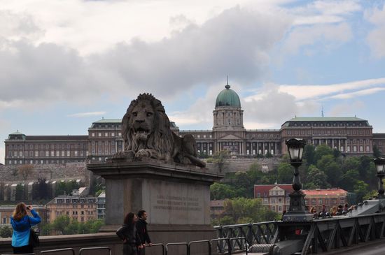 Unverkennbar Budapest am Donauufer.
