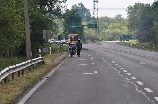 Georg und ich warten auf Norbert, der hatte sich zum Pinkeln abgemeldet und dann eine andere Richtung eingeschlagen. Ungewollter Zwischenstopp 51 km nach Budapest auf der Landstraße.
