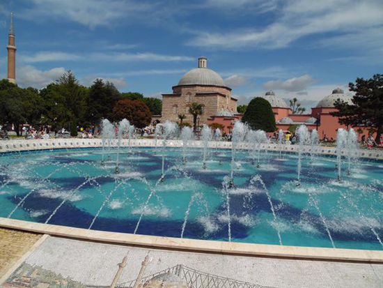 mit dem großen Park und Brunnen