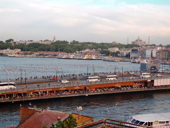 mit Ausblick auf die Tourifallen der Galatabrücke. . .