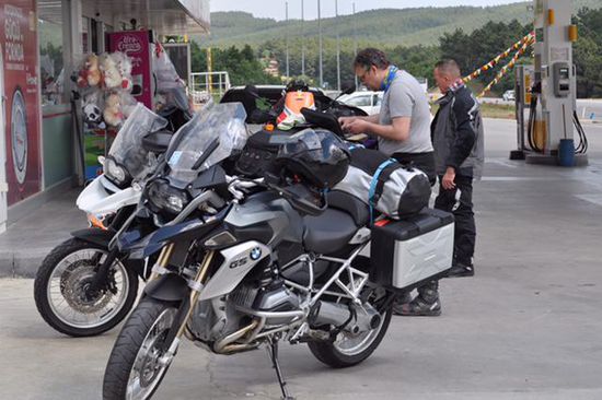 letzter Tankstopp vor der Grenze. Man beachte die frisch gewaschenen Mopeds, das wir bei der Mittagspause erledigt haben