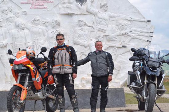 Fotoshooting vor der Siegessäule auf dem Berggipfel