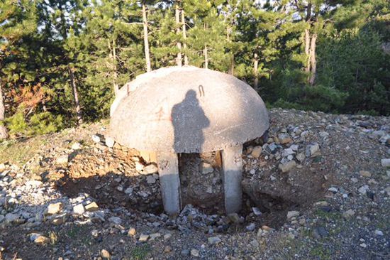 einer von unzähligen Bunker an den Bergstraßen, die der total Banane Enver Hodscha (Diktator der sozialistischen Volksrepublik Albanien 1944 - 1985) hat errichten lassen!