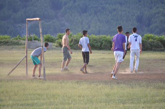 Albanien trainiert für die nächste Weltmeisterschaft im eigenen Lande. Herr Blatter und Herr Platini werden das schiefe Tor schon richten.