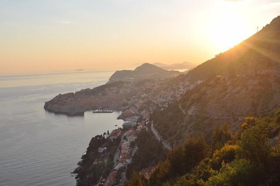das immer wieder gern genommene Tourifoto von Dubrovnik. Wie der aufmerksame Beobachter erkennen kann, sind wir bis spät abends unterwegs.