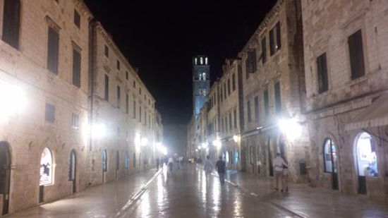 nur für unsere Leserschaft, sind wir bis früh um 01:00 Uhr geblieben, um die leeren Gassen in Dubrovnik für Euch fotografieren zu können.