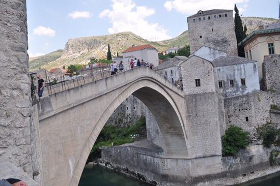 die Brücke von Mostar, die 1993 komplett zerstört war und heute ein Touristenmagnet ist!