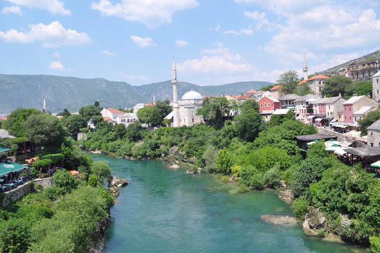 Mostar mit den vielen Kirchen und Moscheen