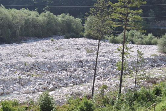 der Fluß Soča direkt neben unserem Hotel. Der Kontrast der extrem weißen Steine ist wirklich beeindruckend.