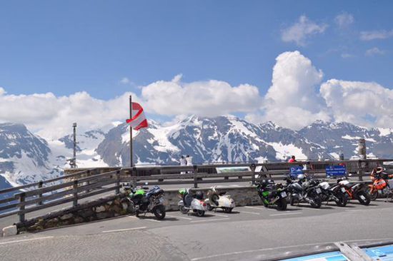 hier noch die Edelweißspitze, die man unbedingt hochfahren muß, um mal einen Eindruck zu erhalten, welchen Straßenbelag die ursprüngliche Großglockner Hochalpenstraße in der 30-er Jahren hatte. (Kopfsteinpflaster)