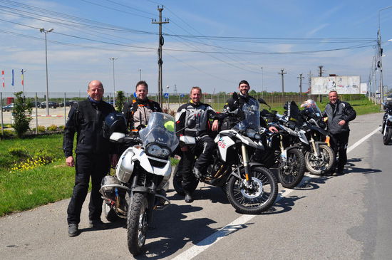 Fernreise = Touratech
Die zwei US-Jungs mit F800GS in Touratech-Vollausstattung und wir
Wann wird Touratech die erste Harley für die Piste veredeln???