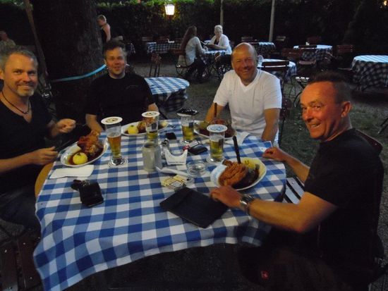 Leckere Haxen im Biergarten und Augustiner Hell