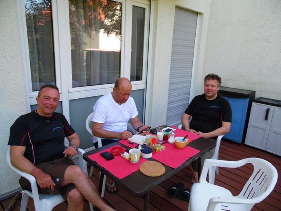 alle warten gespannt auf die Weißwürste. . .