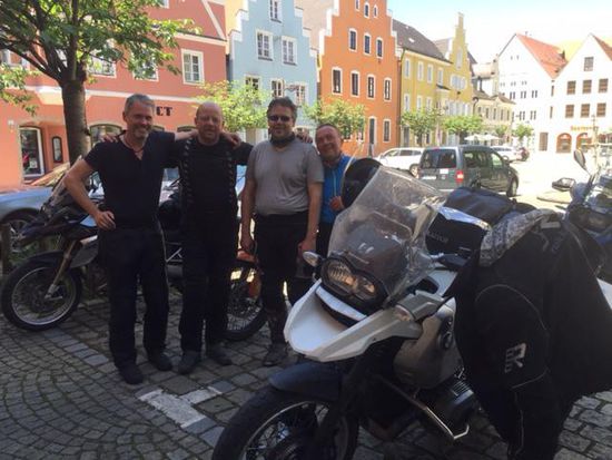 hier sind alle 4 Mitfahrer vereint. So sollte es eigentlich von Anfang an sein, aber durch den Sprunggelenkbruch von Jürgen, ist dieser am Start der Tour ausgefallen. Schön, dass wir zumindest ein paar Kilometer auf der letzten Etappe alle zusammen fahren konnten.