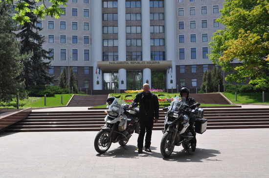das war die Beste Idee, direkt vor dem Moldavischen Parlament mit den Mopeds auf dem Gehsteig ein Fotoshootings zu veranstalten(siehe Text)