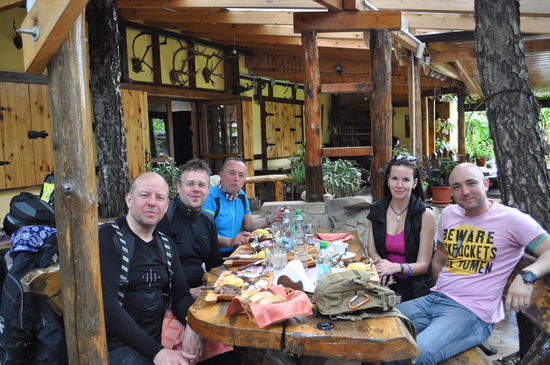 unser Lebensretter Igor mit Frau Mila. Statt ins Fitnessstudio mit uns zum Essen.