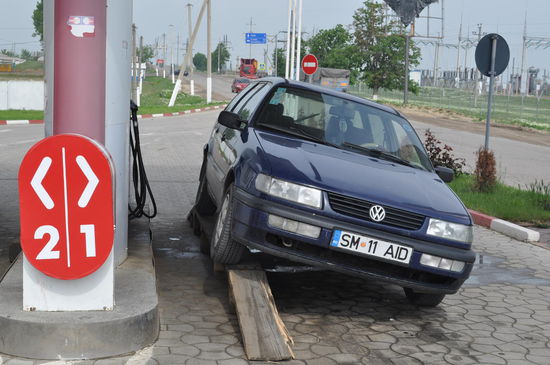 Schöne Vorrichtung, wenn Mann oder Frau mal sein Auto komplett volltanken will, da ja in Moldavien der Sprit so günstig ist!