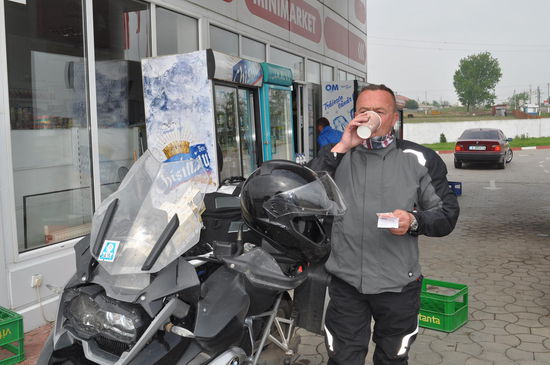 Mal den Staub hinunterspülen, wobei die wichtigsten Teile am Motorrad wie Licht, Blinken etc. schon gereinigt worden sind. Dann auf zur EU-Außengrenze Rumänien