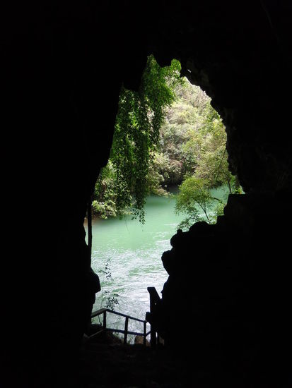 Höhlenausgang mit Blick auf den Rio Cahabon