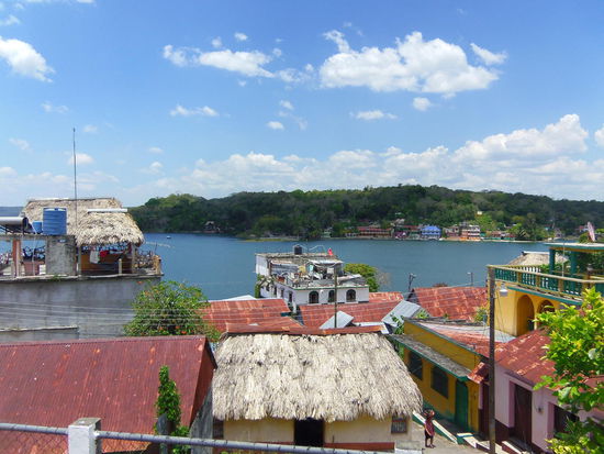 Blick über die Dächer von Flores und den See