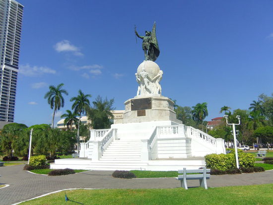 Statue auf der Promenade die die Altstadt mit dem neuen Zentrum verbindet