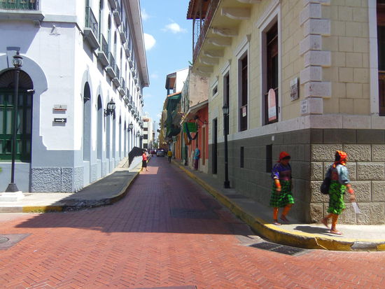Zwei Kuna Frauen in der Altstadt