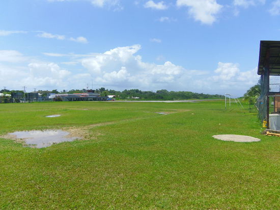 Fußballplatz und Flughafen in einem