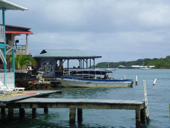 Polizeistation in Bocas Town (mit hauseigener Bar)