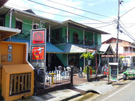 Unser Hostel in Bocas town (MaxHotel) mit Blick von der Straße auf unseren Balkon