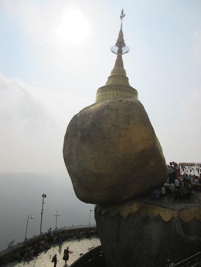 Golden Rock (Die Gläubigen kleben Blattgold an den Felsen)