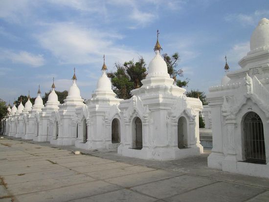 Viele kleine Stupas auf einem Tempelplatz in Mandalay