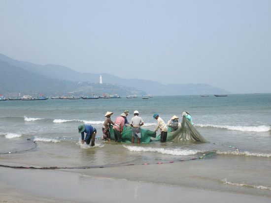 Fischer (im Hintergrund Ladybuddha)