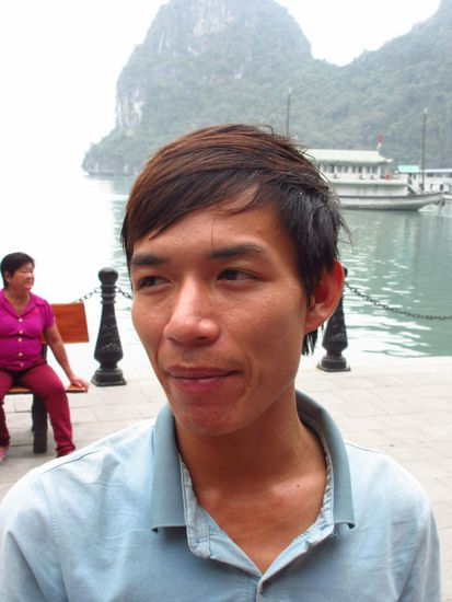 und hier: der hochmotivierte, symphatische  Guide namens Nhan Duong, aber er kann ja für nichts...der Arme! Und immer die bösen Touristen, die heil und gesund nach Hause kommen wollen