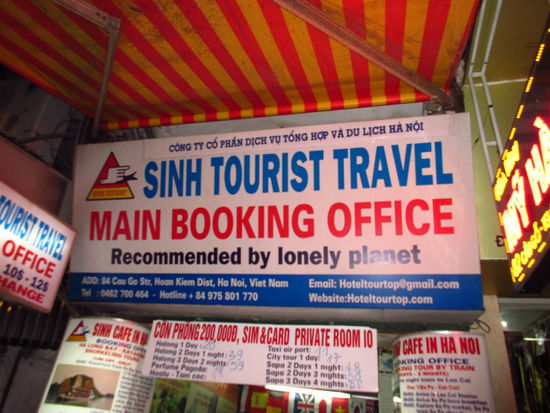 hier endlich die Adresse des Reisebüros unseres Mißtrauens in der 
84 Cau Co Street im Hoan Kiem District direkt am See, Sinh Tourist hat kein Office in Hanoi, das sind ALLES nur gefälschte Büros, lonely planet hat von denen noch nie was gehört und die Telefonnummer funktioniert auch nicht....also auf jeden Fall einen großen Bogen drum machen und alle anderen Touristen davor warnen....wir konnten nur noch ein paar Touristen vor diesen Betrügern warnen, dann durften wir Gott sei Dank wohlbehalten Hanoi verlassen.
