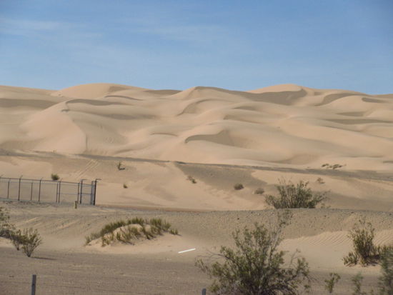 die Wüste neben der Strasse