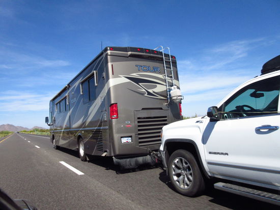 das weiße Auto ist auch kein Drängler, der hängt hinten dran....und vorne sitzen Omi und Opi on Tour