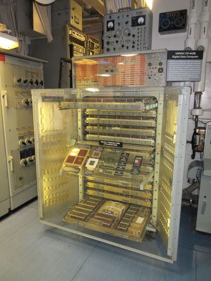 dieser PC hatte die Leistungsfähigkeit von........1 GB!!!! Deswegen liegt da rechts mittig ein Handy zum Vergleichg mit 32 GB