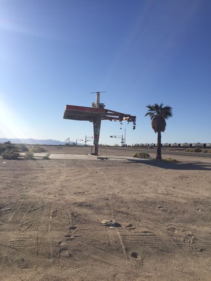 Hier tankt keiner mehr, dafür hängen hier mitten in der Wüste überall.....