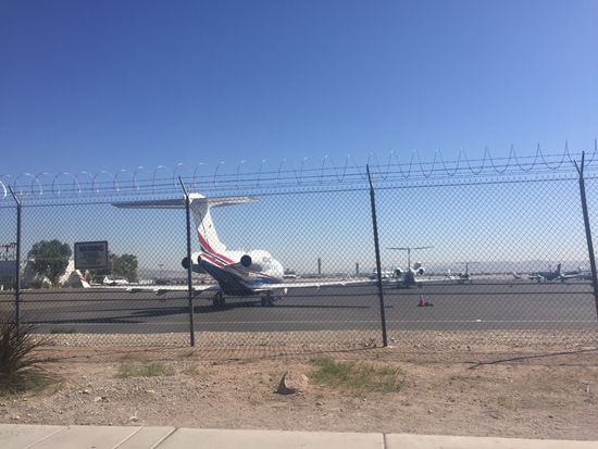 und der Flughafen ist direkt gegenüber vom Luxor......