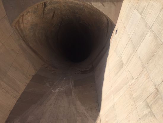 eine von zwei Überlauf-Röhren..... Da kann problemlos ein LKW drin wenden.......