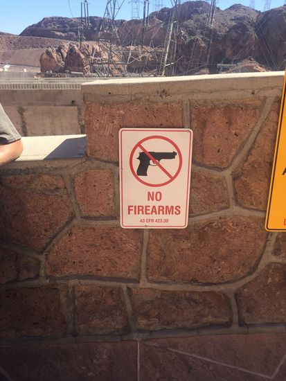 bei uns hätte hier wahrscheinlich gestanden, dass Hunde anzuleinen sind.....you know, Arizona ist ein Waffenland, hier steht man an der Kasse in Supermarkt und der Mann hinter dir in der Schlange trägt 'ne Waffe im Halfter......