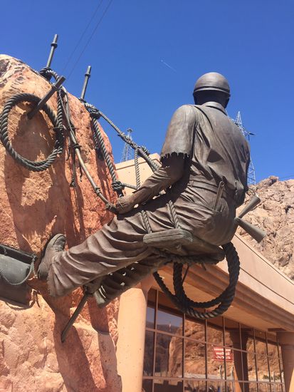 Ein Denkmal für die Erbauer des Dammes