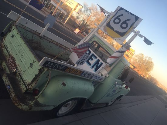 .... und das Auto davor, was übrigens noch fährt, denn als wir aus dem Souvenir-shop gegenüber raus kamen, war der weg.....