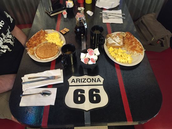 Hashbrowns und pancakes and eggs and toast