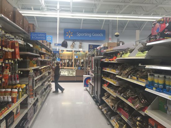 Arizona ist wie schon gesagt Waffenland, die Dinger gibts im Supermarkt und der junge Mann, gefühlte 13-14 Jahre jung, schaut sich gerade einen Revolver an..... Der ist nicht mal hinter Glas unter Verschluß, der liegt, ungelogen zwei Reihen hinter den Marshmallows.......