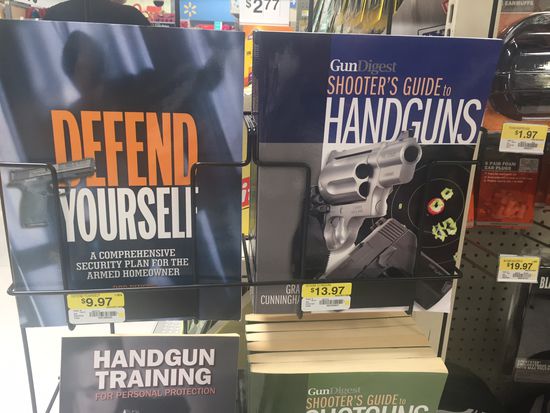 und gleich daneben die Bedienungsanleitung für den ganzen Schwachsinn.....ein schönes Land, aber manchmal doch sooo voller Gegensätze....Wie schon mal beschrieben, meine Flasche Wein darf keiner sehen, aber die Pump-Gun für zwischendurch ist o.k......ob das immer alles so richtig ist?