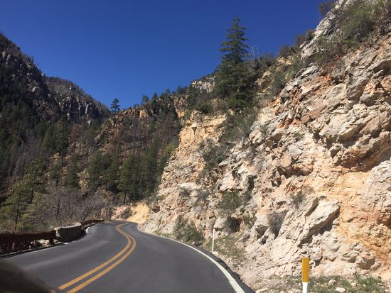Die Strasse durch den Oak Creek Canyon